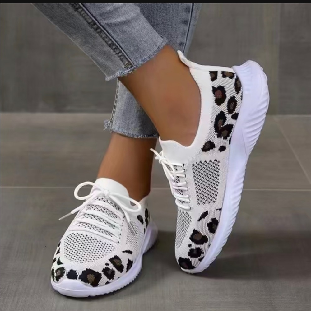 Lace up flat comfort shoes, mesh. White leopard